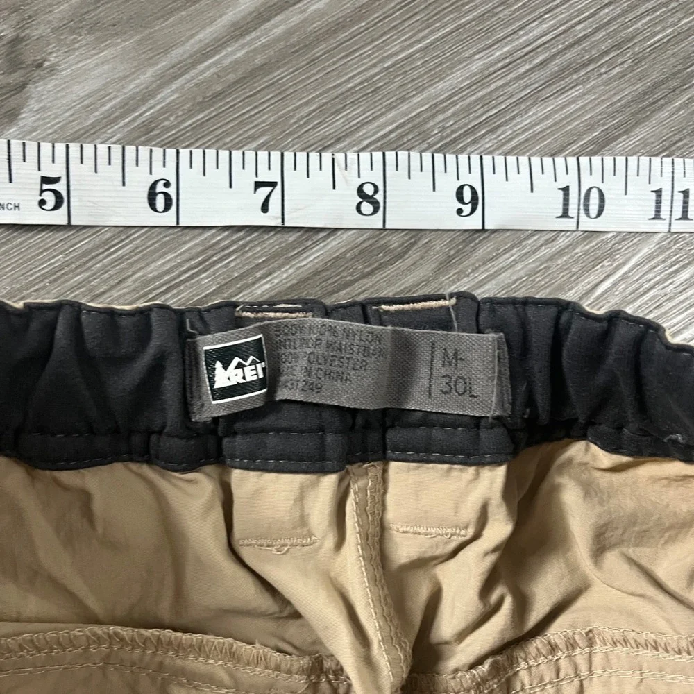 REI Sahara Mens Cargo Shorts Tan Khaki Nylon Hiking Outdoor Size Medium 30L